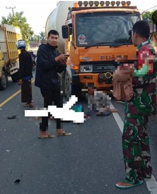 Pengendara Sepeda Motor Terkapar di Depan Truk Fuso di Desa Pantai Hambawang