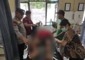 Anggota Polres Palangka Raya menolong seorang pria paruh yang nekat hendak mengakhiri hidup dengan menenggak racun serangga. (wartabanjar.com - Ist. Humas)