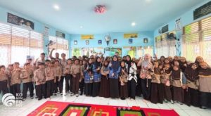 Diskominfo HST mengenalkan jurnalistik kepada siswa-siswi SD Negeri 1 Barabai Timur, Kamis 17 April 2025. (wartabanjar.com -Ist, MC HST)