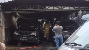 Garasi rumah milik anggota DPR RI di Jawa Timur yang terbakar diduga akibat korsleting salah satu mobil. (Beritasatu.com)