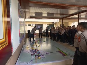Kabag Ops Polres Banjarbaru, Kompol Indra Agung Perdana, berikan pengarahan kepada personel BKO terkait pengamanan PSU. (wartabanjar.com - Ikhsan Nor Rizky)