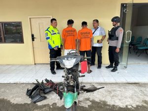 Maling dan penadah serta barang bukti motor hasil curian diamankan di Polsek Banjarmasin Barat. (wartabanjar.com - Iqnatius Aprianus)