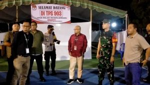 Pj Sekdako Banjarbaru, Sirojani, bersama Forkopimda memantau TPS khusus Lapas, Jumat malam. (wartabanjar.com - Ikhsan Nor Rizky)