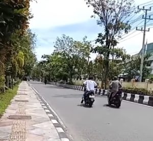 Remaja balapan liar di komplek pelajar Mulawarman Banjarmasin, Jumat. (wartabanjar.com - Ist. @info_banjarmasin)