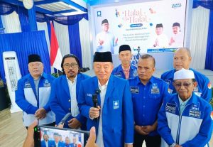 H Muhidin menjawab pertanyaan wartawan di sela-sela kegiatan halalbihalal DPW PAN Kalsel, Minggu 20 April 2025. (wartabanjar.com - Iqnatius Aprianus)