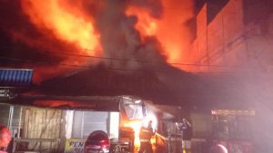 Kebakaran di Pasar Sari Mulia, Kuala Kapuas, Kalsel, Minggu malam. (wartabanjar.com - Ist. Rekanan)