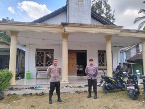 Personel Polsek Halong melakukan penjagaan di pintu masuk gereja untuk pengamanan ibadah Paskah, Minggu 20 April 2025. (wartabanjar.com - Ist. Humas)