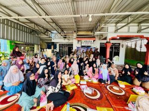 Anggota DPRD Kabupaten Tanah Bumbu, Hj Ernawati, mengisi reses mendatangi tiga desa di Dapil-nya. (wartabanjar.com - Haidar)