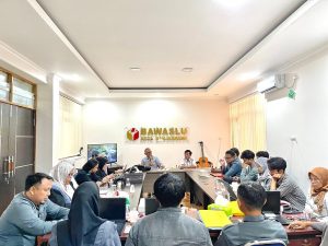 Bawaslu Banjarbaru menggelar rakor persiapan rekapitulasi suara tingkat kota, Senin 21 Aprl 2025. (wartabanjar.com - Ist. Bawaslu Banjarbaru)