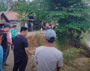 Bupati HST Bang Rizal (dua dari kanan) meninjau jalan longsor di Batang Alai Utara, Minggu sore. (wartabanjar.com - Ist. MC HST)