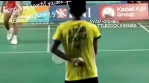 Pebulutangkis muda meremas bola diduga untuk mencurangi lawan mainnya. (wartabanjar.com - Ist @unikinfold)