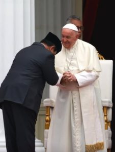 Presiden Prabowo Subianto memberi hormat kepada Paus Fransiskus saat berkunjung ke Indonesia