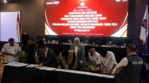 Penandatanganan penetapan hasil rekapitulasi perolehan suara PSU Kota Banjarbaru oleh KPU Kalsel, Bawaslu Banjarbaru, lembaga pemantau dan saksi, Senin malam. (wartabanjar.com-Ikhsan)