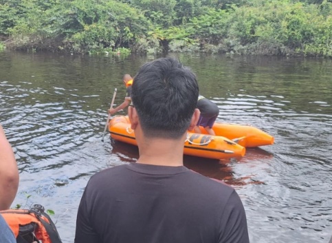 Pencarian korban diduga tenggelam di Desa Banua Rantau, Kecamatan Baanu Lawas, Kabupaten Tabalong, Senin 21 April 2025. (wartabanjar.com - Ist. BPBD Tabalong)