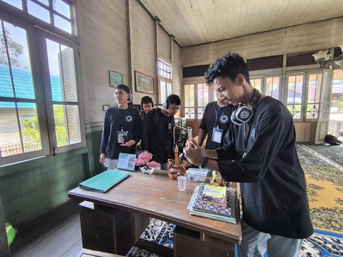Siswa-siswi SMAN 1 Paringin tengah mengamati koleksi peninggalan sejarah di Rumah H. Sjoekoer, salah satu situs cagar budaya di Kabupaten Balangan, dalam kegiatan Jelajah Cagar Budaya bersama Disdikbud Kalsel, Selasa (22/4). (wartabanjar.com -Alfi)