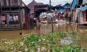 Bocah diduga tenggelam di Sungai Baru depan Tiara Ponsel, Banjarmasin Tengah, Rabu siang. (wartabanjar.com - Ist. Rekanan)