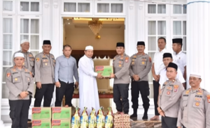 Kapolres Tanah Laut AKBP Ricky Boy Siallagan SIK MIK menyerahkan bantuan kepada salah satu ponpes. (wartabanjar.com - Ist. Humas)