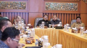 Ketua DPRD Kalsel H Supian HK didampingi Wakil Ketua Alpiya Rakhman membuka FGD LKPj Gubernur Kalsel di Kemendagri. (wartabanjar.com - Ist. Humas DPRD Kalsel)