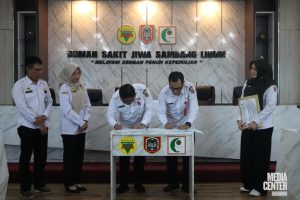 Penyerahan hasil psikotes KPID Kalsel oleh pihak RSJ Sambang Lihum kepada panitia seleksi. (wartabanjar.com - Ist. MC Kalsel)