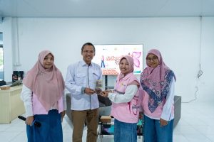 Penyerahan plakat penghargaan oleh perwakilan Srikandi PLN UIP3B Kalimantan kepada Dekan Fakultas Teknik ULM, Prof. Dr. Ir. Iphan Fitrian Radam, sebagai bentuk apresiasi atas dukungan dalam pelaksanaan kegiatan Srikandi PLN Goes to Campus