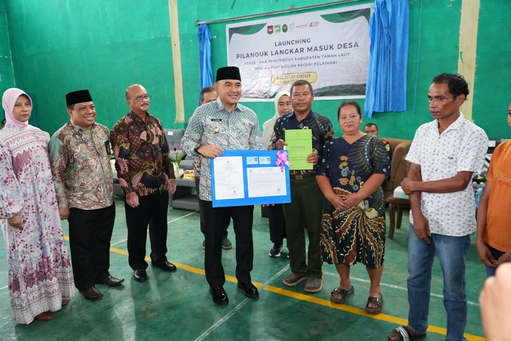 Bupati Tanah Laut, H Rahmat Trianto, meresmikan program Pilanduk Langkar yang akan memberikan pelayanan hukum untuk masyarakat desa. (wartabanjar.com - Ist. MC Tala)