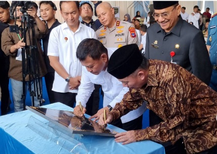 Gubernur Kalsel H Muhidin dan Kepala BIN RI Letnan Jenderal (Purn) M Herindra menandatangani prasasti peresmian Mako Binda