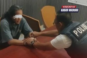 Pelaku AA saat menjalani pemeriksaan di polisi usai membunuh istri dan pria selingkuhan istrinya. (wartabanjar.com - Ist. @komunitaskabarmadura)