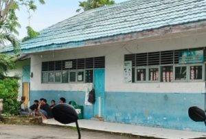 Sekelompok remaja ngelem di area sekolah di Banua Anyar. (wartabanjar.com - Ist. Polsek Bjm Timur)