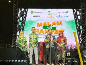 Bupati Abdul Hadi memberikan sambutan di Pesta Rakyat Balangan, Jumat malam. (wartabanjar.com - Alfi)