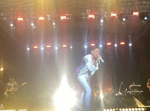 PECAH! Lagu Pembuka 'Menunggu Kamu' Anji Disambut Koor Ribuan Penonton di Tugu Maritam Balangan