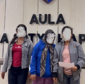 Ketiga wanita yang diduga melakukan pencurian dan meresahkan kru kapal di perairan Sungai Barito diamankan Satpolairud Polresta Banjarmasin. (wartabanjar.com - Ist. Humas)