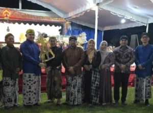 Pagelaran wayang kulit dihadiri Kapolres Tanah Laut AKBP Rikcy Boy Siallagan SIK MIK dan Bupati H Rahmat Trianto serta unsur Forkopimda, Sabtu malam. (wartabanjar.com - Humas)