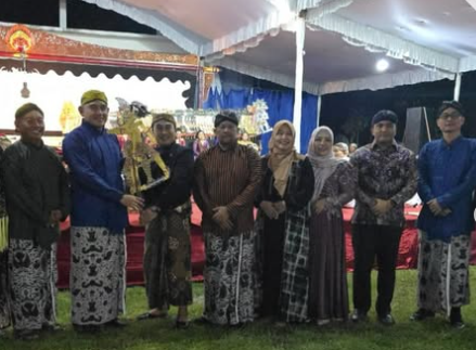 Pagelaran wayang kulit dihadiri Kapolres Tanah Laut AKBP Rikcy Boy Siallagan SIK MIK dan Bupati H Rahmat Trianto serta unsur Forkopimda, Sabtu malam. (wartabanjar.com - Humas)