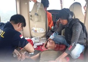 evakuasi anggota polri yang tersengkat lebah di hutan Papua saat proses pencarian Iptu Tomi Samuel. (wartabanjar.com - Ist. Humas)