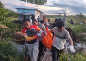 Proses evakuasi perempuan meninggal dunia di sebuah pondokan di Palangka Raya, Kalteng. (wartabanjar.com - Ist. Humas)