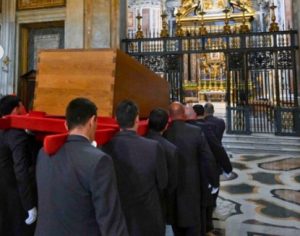 Prosesi pemakaman Paus Fransiskus. (wartabanjar.com - Ist. @vaticannews)