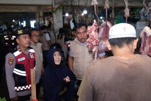 Satgas Pangan Polda Kalsel menyisir pasar di Banjarmasin dan Kertak Hanyar, Senin 28 April 2025. (wartabanjar.com - Ist. Humas)