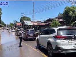 Kondisi Arus Balik di Km. 1,94 Amuntai-Kelua, Macet Akibat Air Sungai Meluber ke Jalan