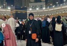 Donna Harun Senang Bisa Pakai Busana Muslimah Buatan Menantunya Saat Umrah