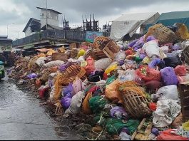 Bau Menyengat dari Tumpukan Sampah di Pasar Sentra Antasari Ganggu Aktivitas Pedagang