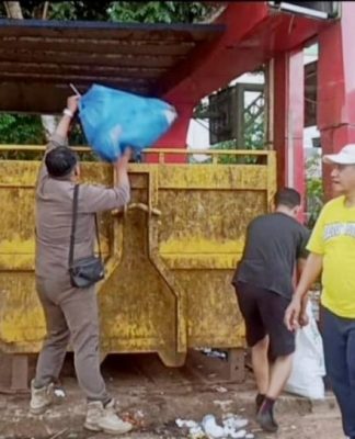 Wakil Bupati Tanah Laut Turun Tangan Langsung Bersihkan Sampah di Jalan Taqwa