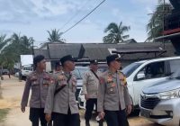Personel Polres Kotabaru dan Polsek Pulau Laut Barat Pantau Kamtibmas Libur Lebaran di Pantai Teluk Tamiang