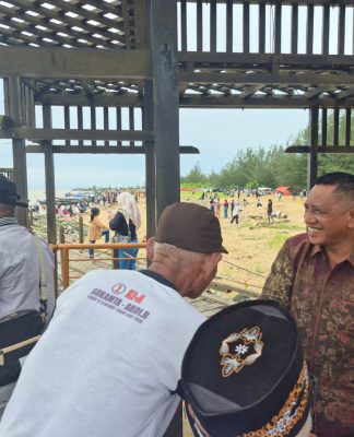 Wabup Tala Monitoring Langsung Suasana Warga Libur Lebaran di Pantai Batakan Baru: Jumlah Pengunjung Meningkat