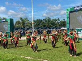 Semangat Perempuan Dayak dalam Tarian Massal Mandau Apui Meriahkan Peringatan Hari Jadi ke 22 Balangan