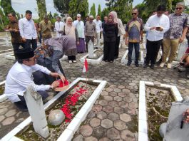 Peringati Hari Jadi ke 95 PSSI, Asprov PSSI Kalsel Tabur Bunga untuk Para Legenda Barito Putera di TMP Bumi Kencana