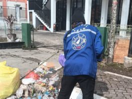 Usai Viral Video Keluhan Wali Kota Banjarmasin, Para Relawan Balakar 654 Kota Banjarmasin Gotong Royong Bersihkan Sampah di Siring 0 Km