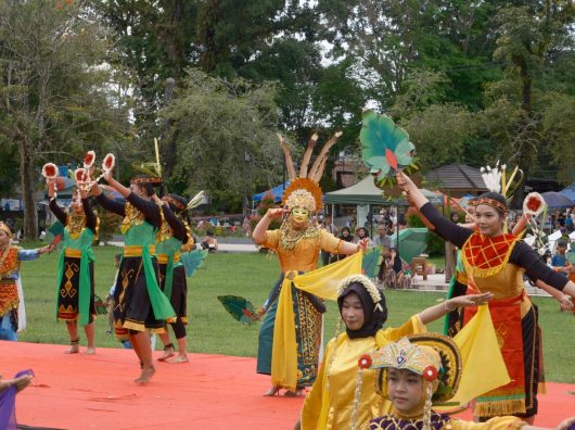 Ikut Menari Topeng di Peringatan Hari Tari Sedunia 2025, Ketua PKK HST Ajak Lestarikan Tari Khas Daerah