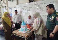 Bentuk Kepedulian dan Rasa Syukur, Orang Tua Siswa SDN Karang Mekar 3 Berbagi Kepada Murid Sekelas
