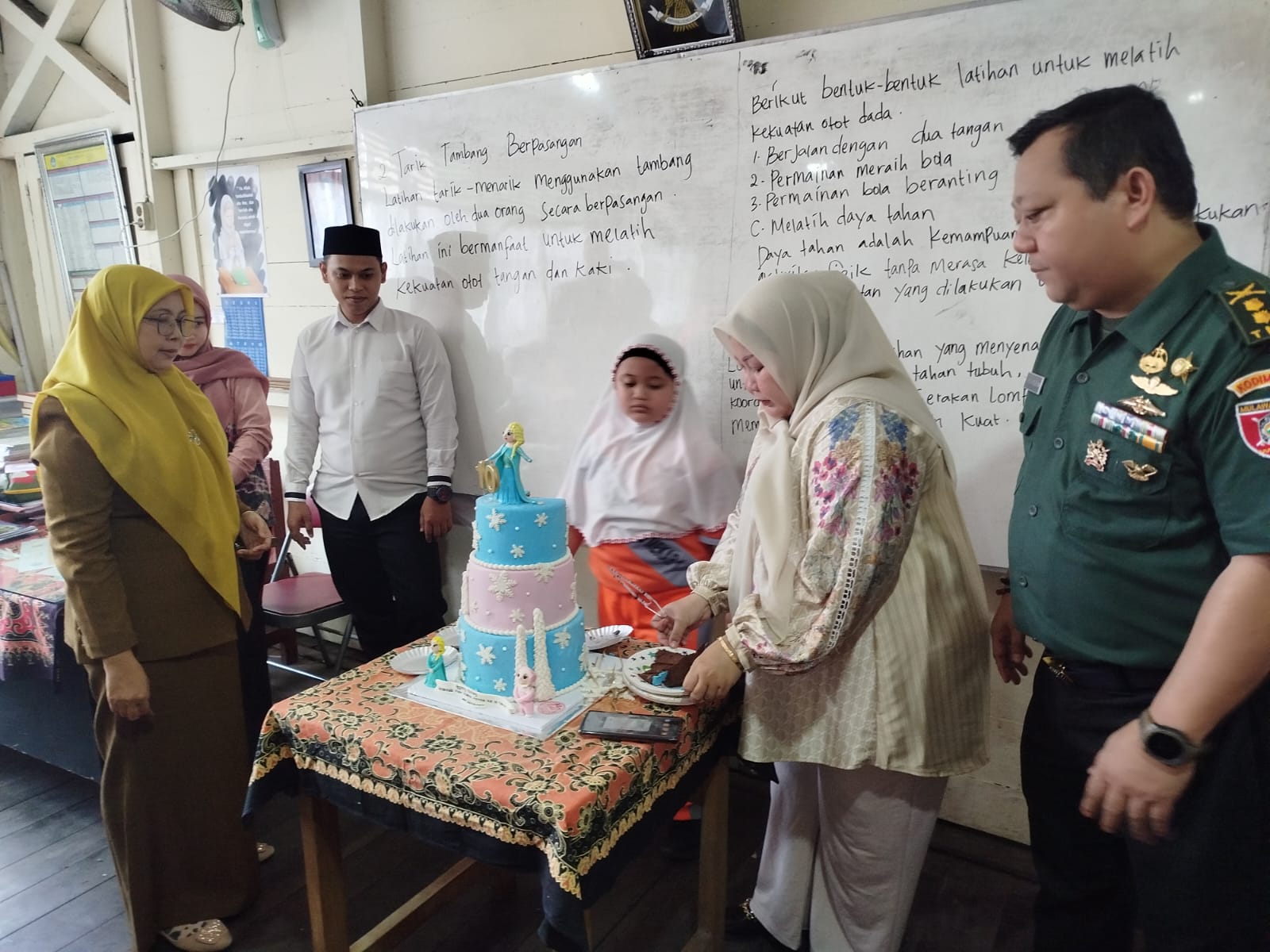 Bentuk Kepedulian dan Rasa Syukur, Orang Tua Siswa SDN Karang Mekar 3 Berbagi Kepada Murid Sekelas
