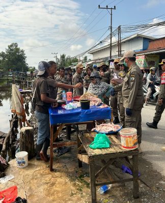 Satpol PP Batola Tertibkan Pedagang ‘Nakal’ di Kawasan Handil Bhakti